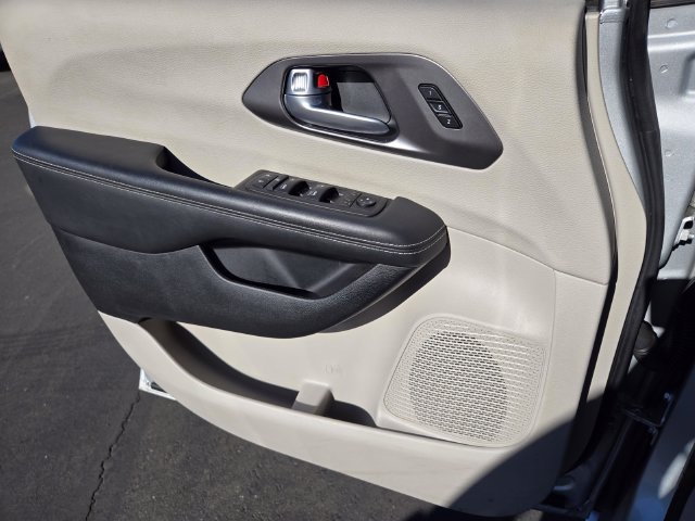 Used 2024 Chrysler Pacifica Touring-L FWD image 33