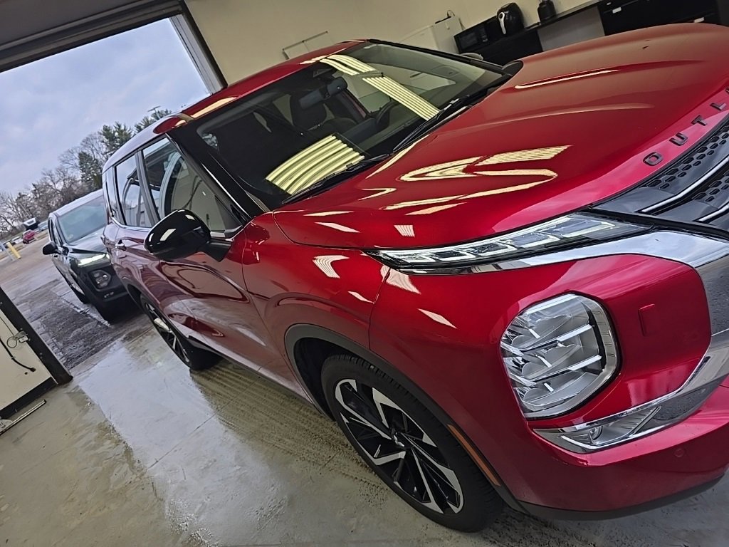 Used 2024 Mitsubishi Outlander SE image 2