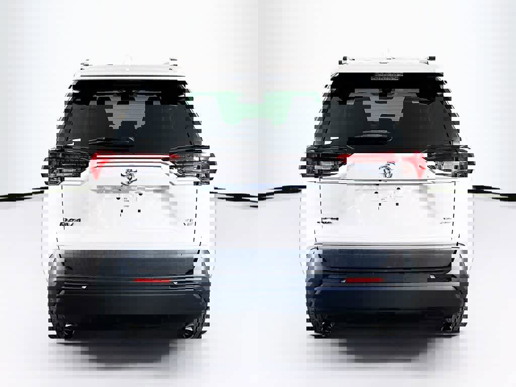 Used 2021 Toyota RAV4 XLE Premium image 4