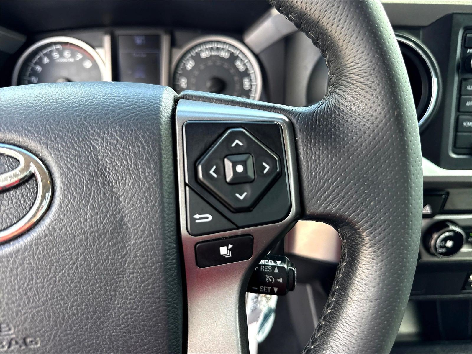 Used 2017 Toyota Tacoma SR5 w/ SR5 Appearance Package (SM) RWD image 17