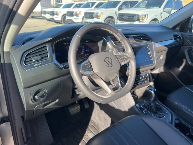 Used 2022 Volkswagen Tiguan SE w/ Panoramic Sunroof Package image 6