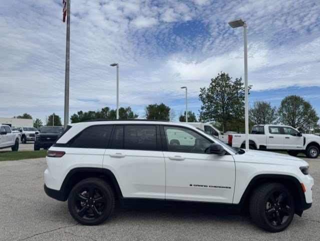 Used 2023 Jeep Grand Cherokee Altitude AWD/4WD image 10