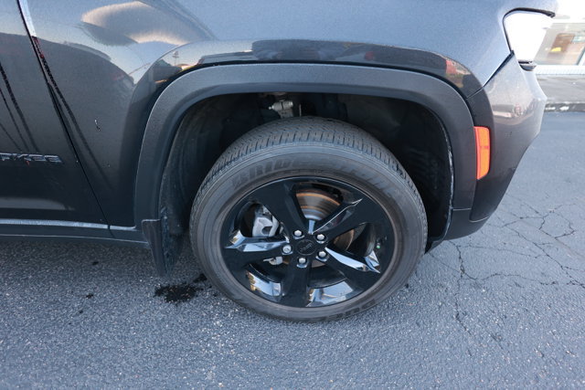 Used 2023 Jeep Grand Cherokee Altitude AWD/4WD image 4