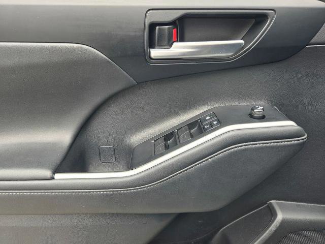 Used 2021 Toyota Highlander XLE FWD image 17