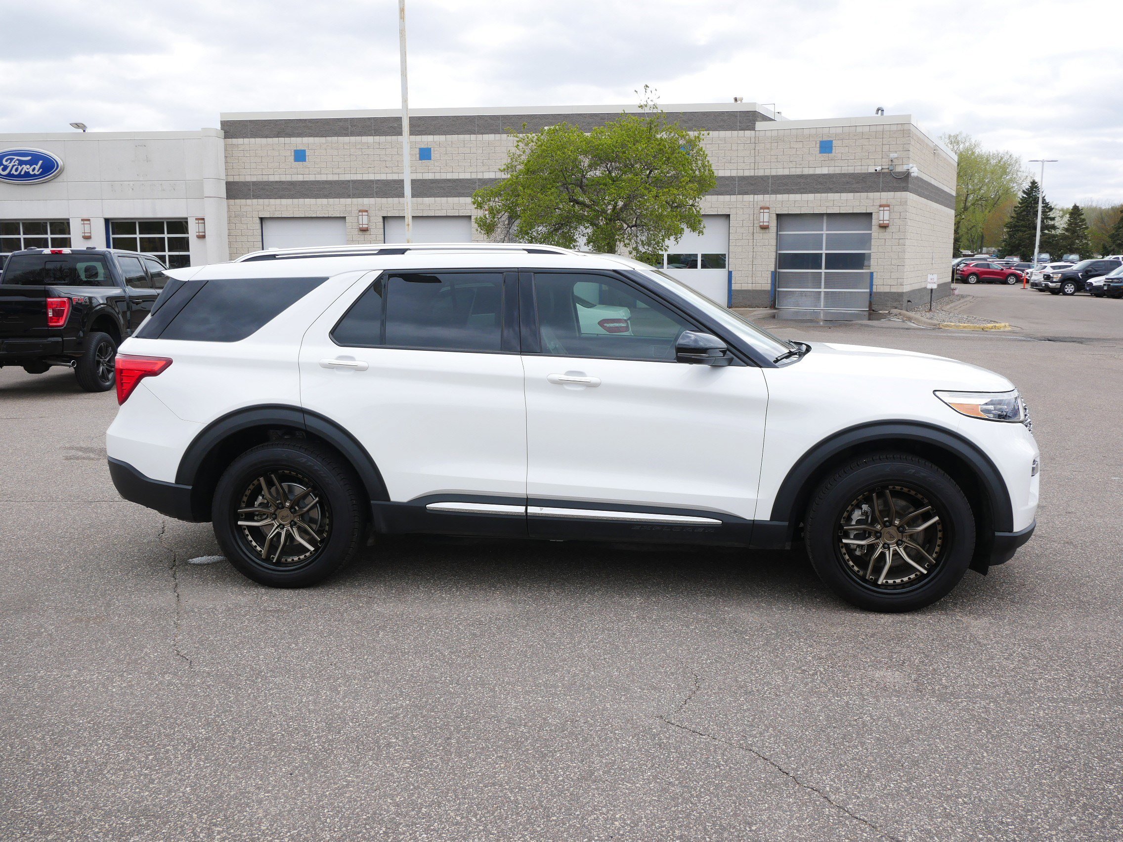 Certified 2022 Ford Explorer Limited w/ Equipment Group 301A AWD/4WD image 2