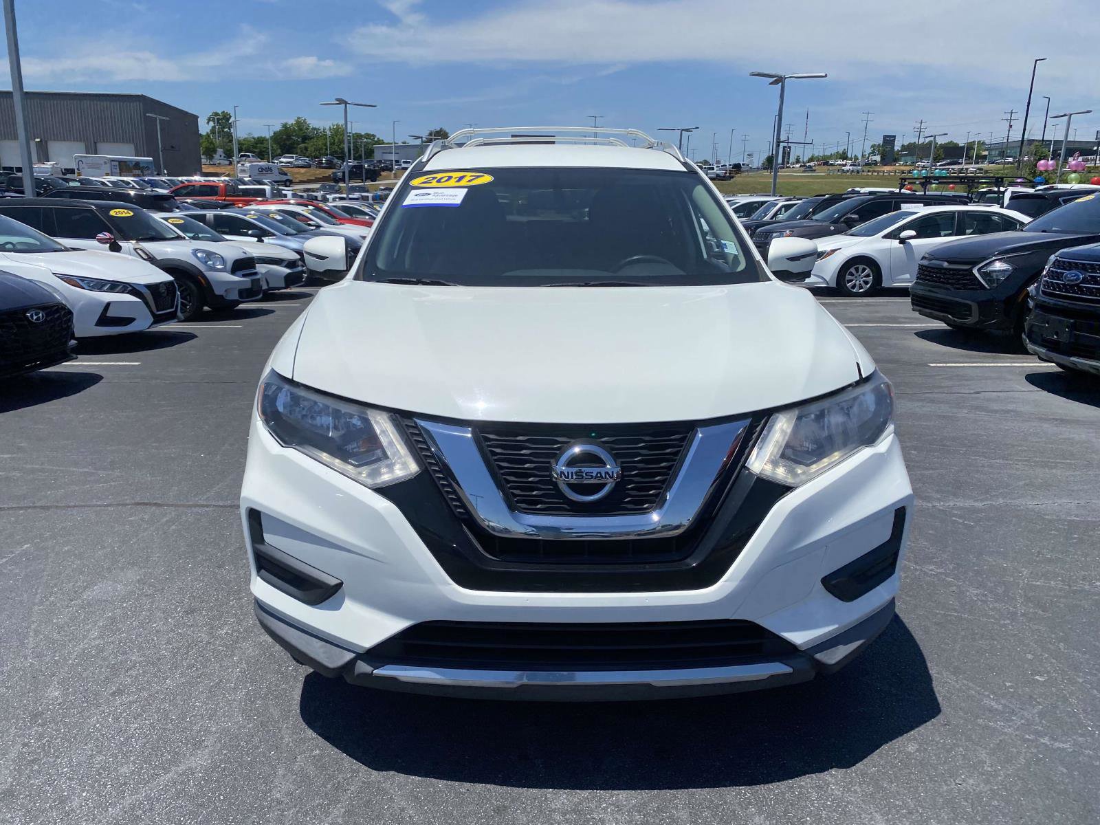Used 2017 Nissan Rogue SV w/ SV Premium Package FWD image 2