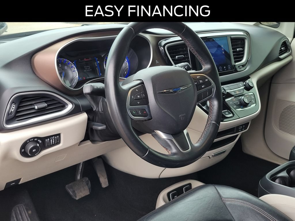 Used 2017 Chrysler Pacifica Touring-L FWD image 18