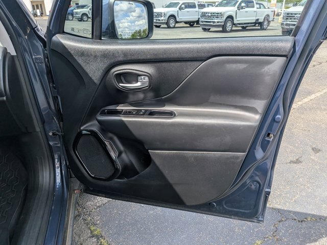Used 2020 Jeep Renegade Altitude FWD image 32