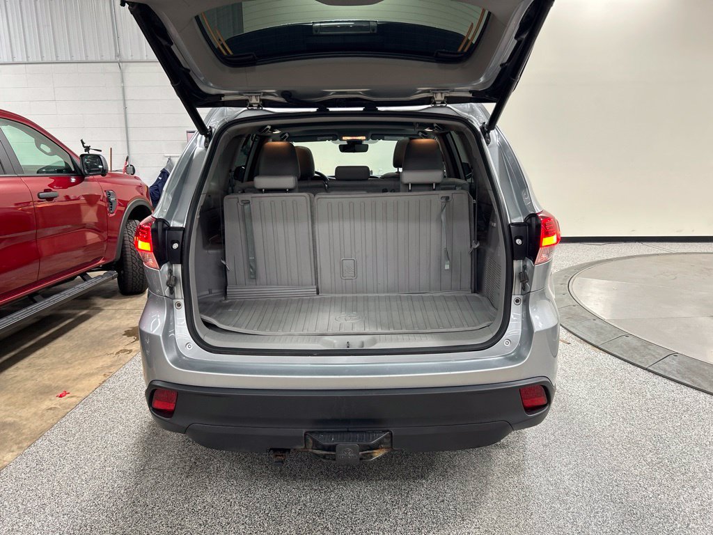 Used 2019 Toyota Highlander XLE AWD/4WD image 24