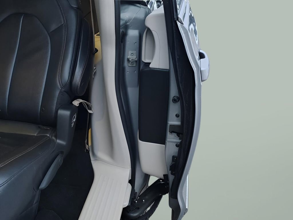 Used 2017 Chrysler Pacifica Touring-L image 24