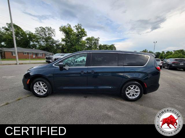 Used 2023 Chrysler Pacifica Touring-L FWD image 3