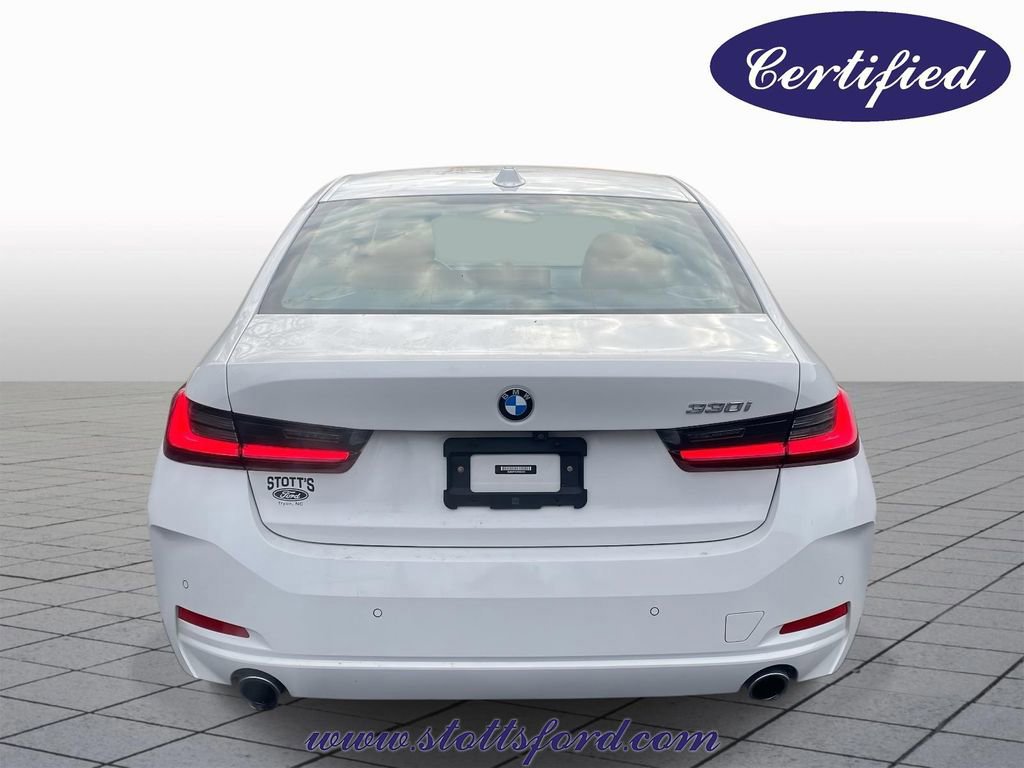 Used 2023 BMW 330i Sedan w/ Premium Package image 3
