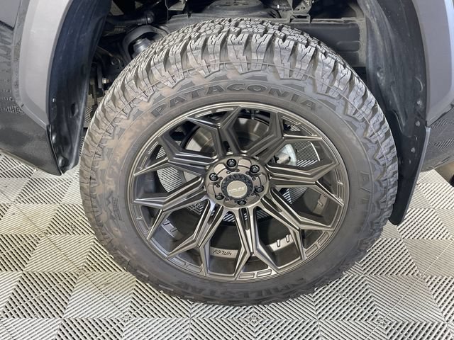 Used 2025 Toyota Tundra Limited AWD/4WD image 12