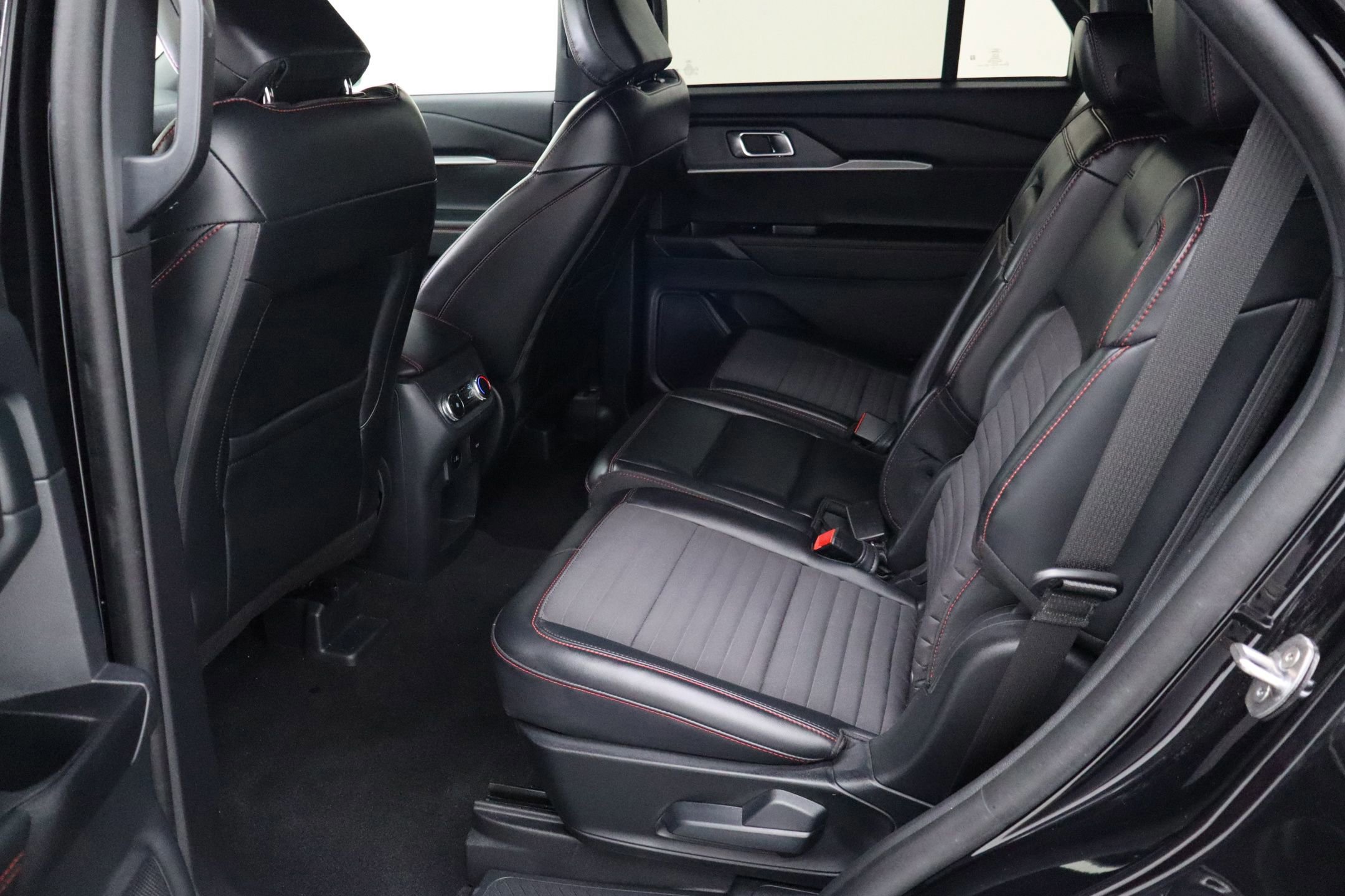 Certified 2025 Ford Explorer ST-Line w/ ST-Line Street Pack image 32