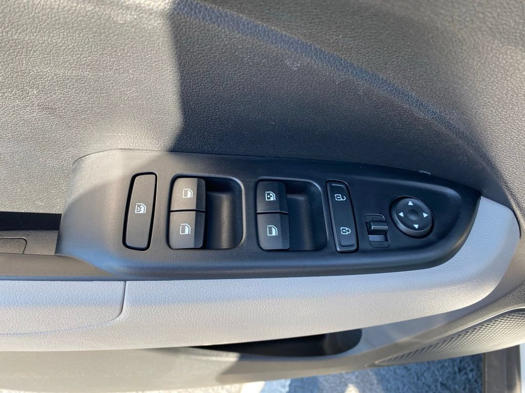Used 2025 Hyundai Venue SEL FWD image 11