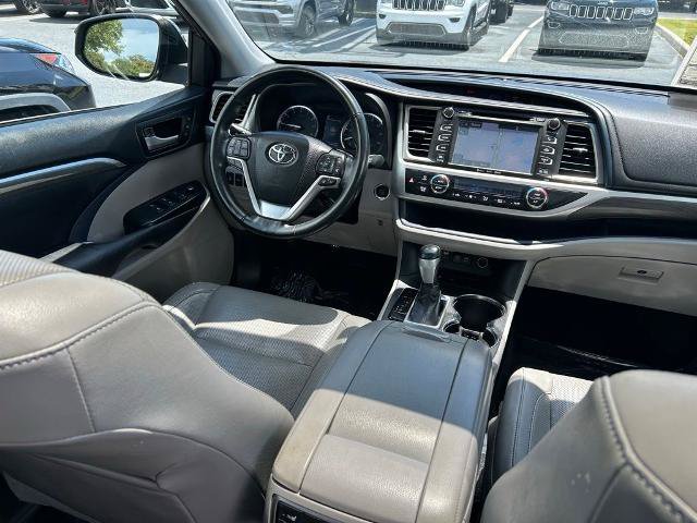 Used 2018 Toyota Highlander Limited Platinum FWD image 9