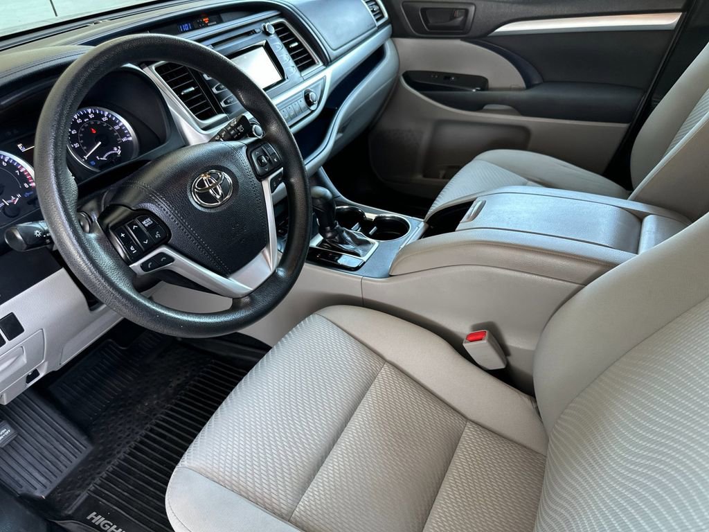Used 2019 Toyota Highlander LE FWD image 9
