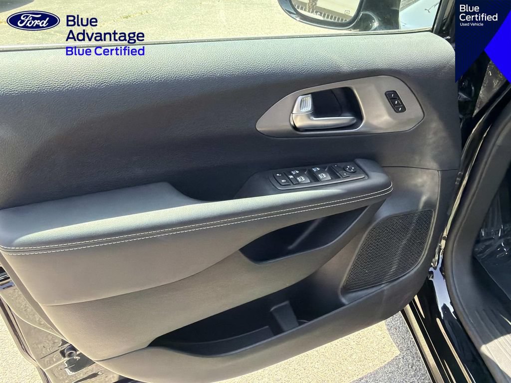 Used 2026 Chrysler Pacifica Select FWD image 13