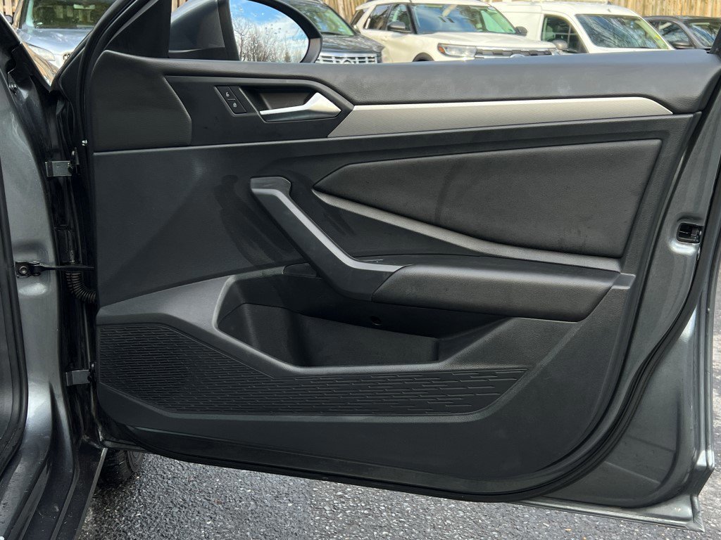 Used 2021 Volkswagen Jetta SE w/ SE Cold Weather Package image 9