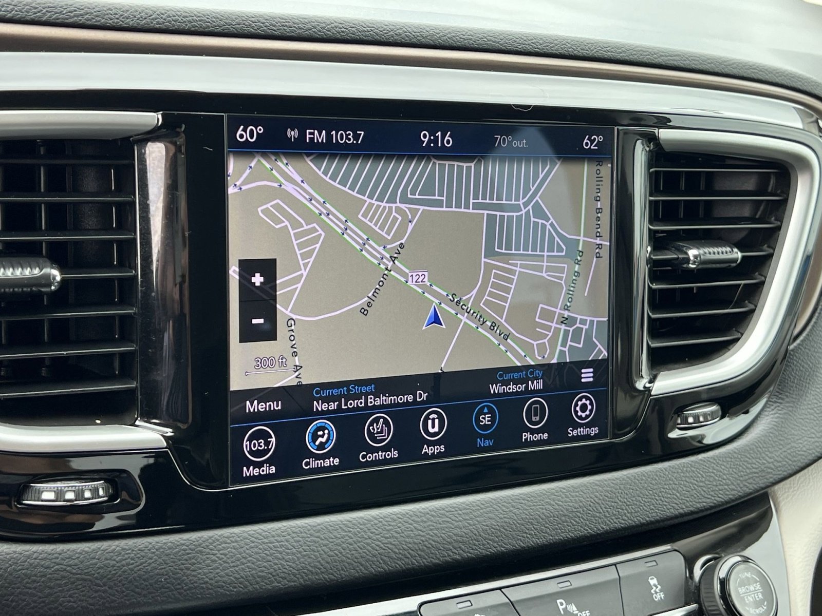 Used 2018 Chrysler Pacifica Touring-L FWD image 28