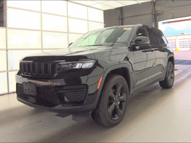 Used 2023 Jeep Grand Cherokee Altitude AWD/4WD image 3