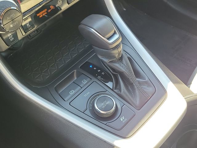 Used 2022 Toyota RAV4 XLE Premium image 12