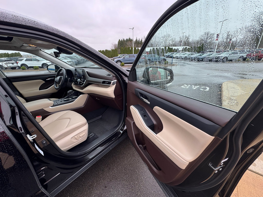 Used 2022 Toyota Highlander XLE AWD/4WD image 11