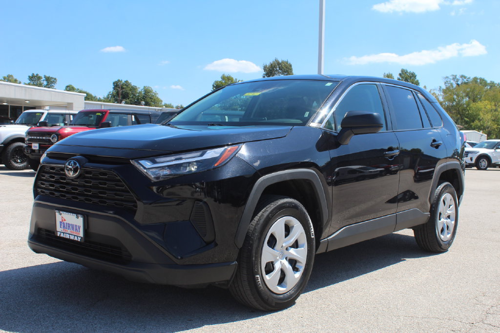 Used 2025 Toyota RAV4 LE AWD/4WD image 3