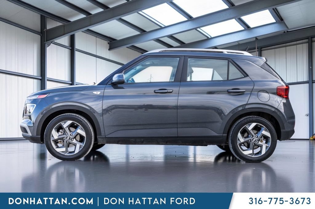 Used 2025 Hyundai Venue SEL FWD image 3