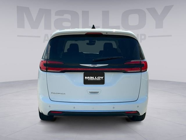 Used 2023 Chrysler Pacifica Touring-L FWD image 4