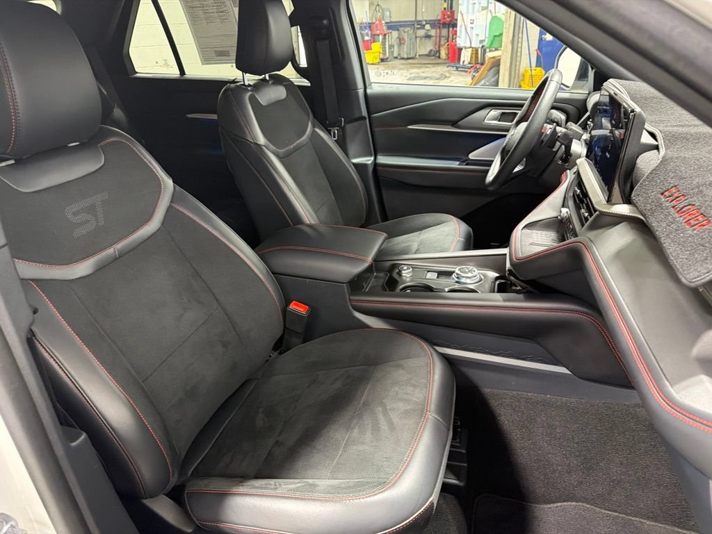 Certified 2025 Ford Explorer ST AWD/4WD image 9