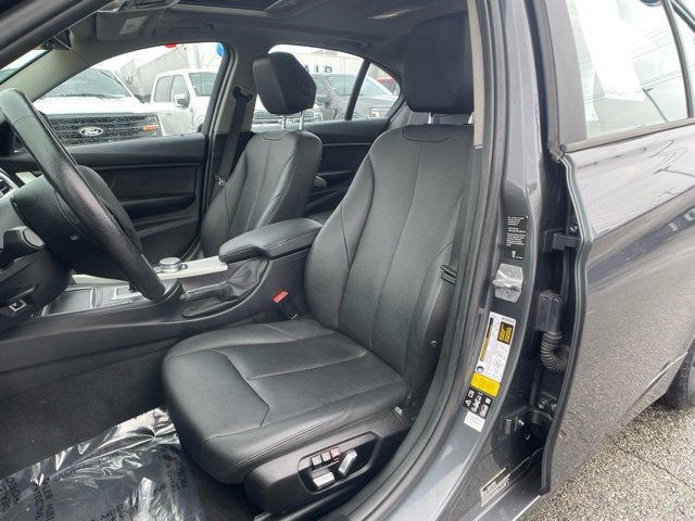 Used 2018 BMW 320i xDrive Sedan w/ Convenience Package image 14