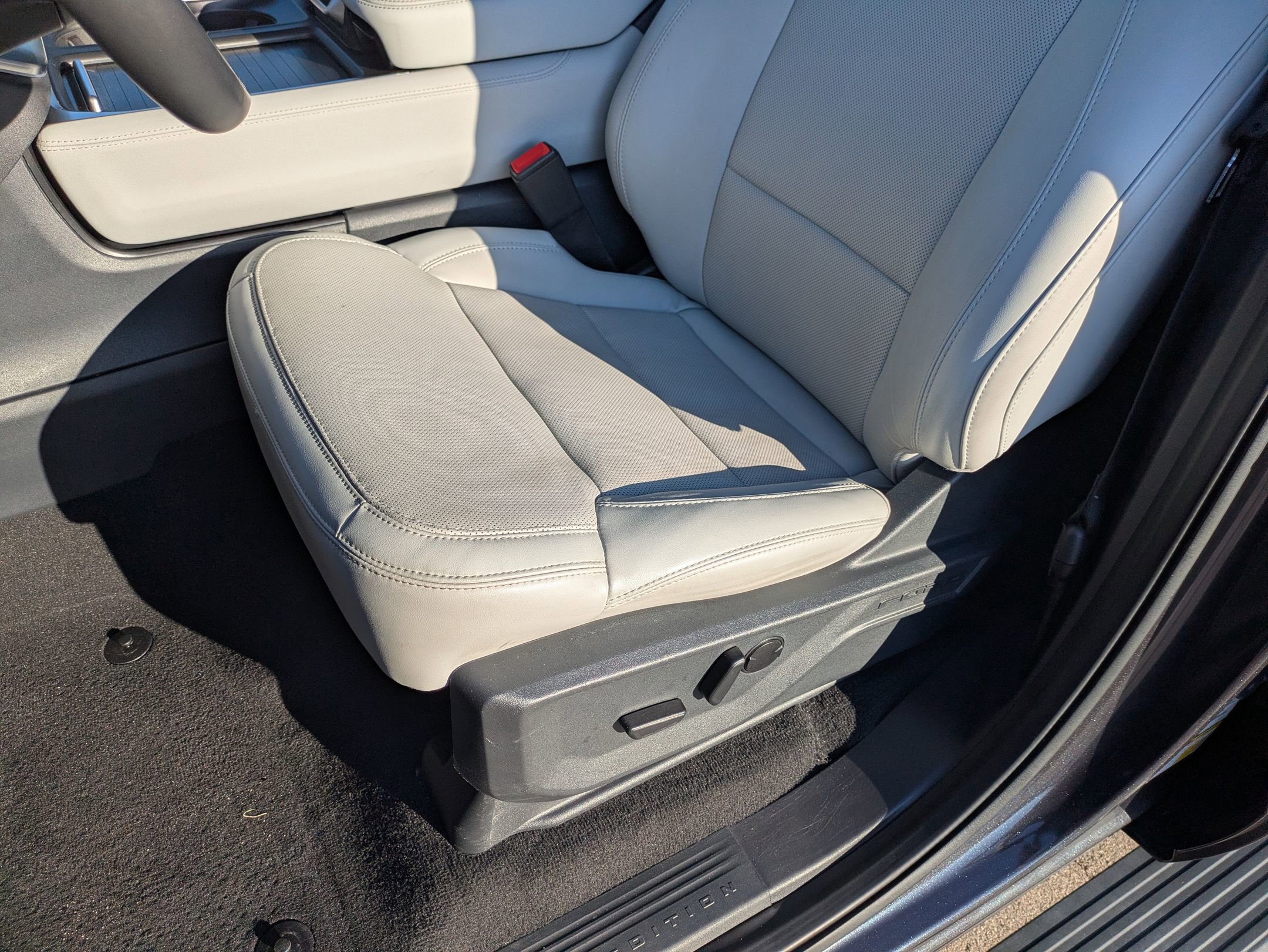 Certified 2025 Ford Expedition Platinum w/ Driver's Package AWD/4WD image 13
