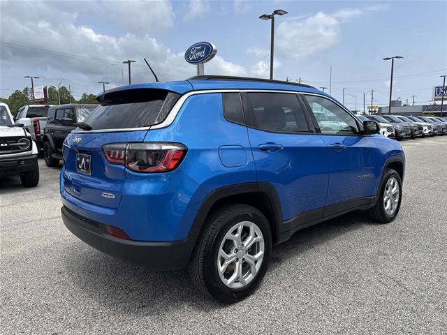 Used 2024 Jeep Compass Latitude AWD/4WD image 3