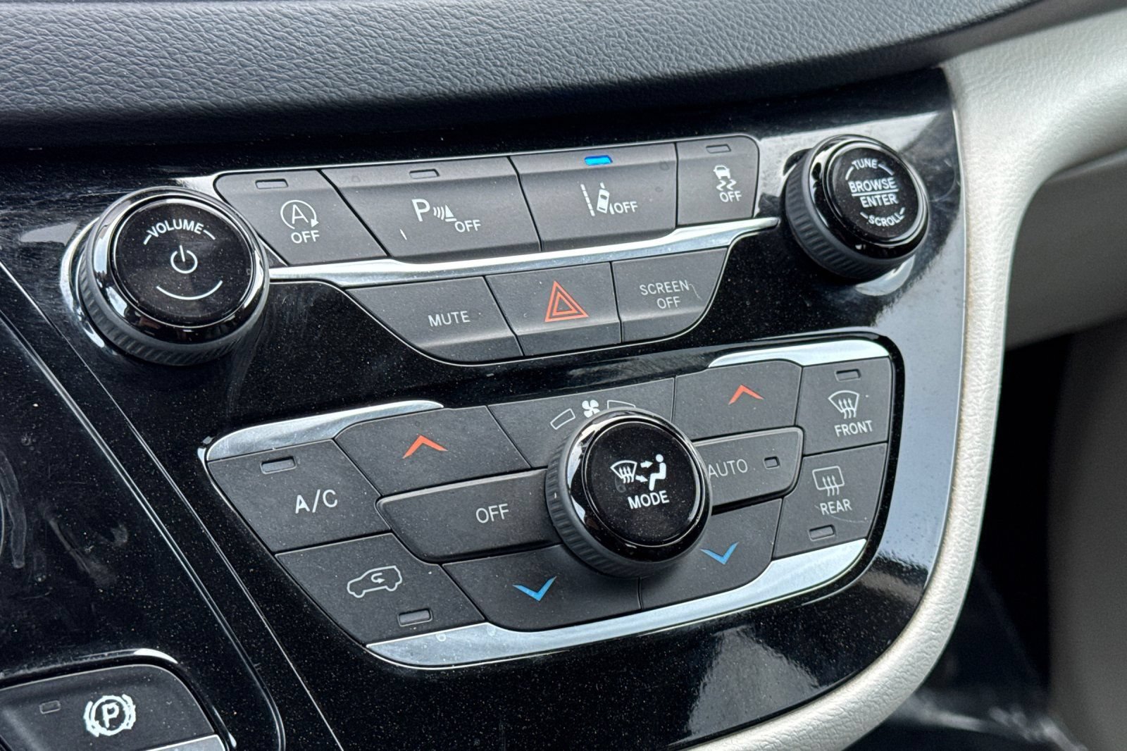 Used 2022 Chrysler Pacifica Touring-L FWD image 25