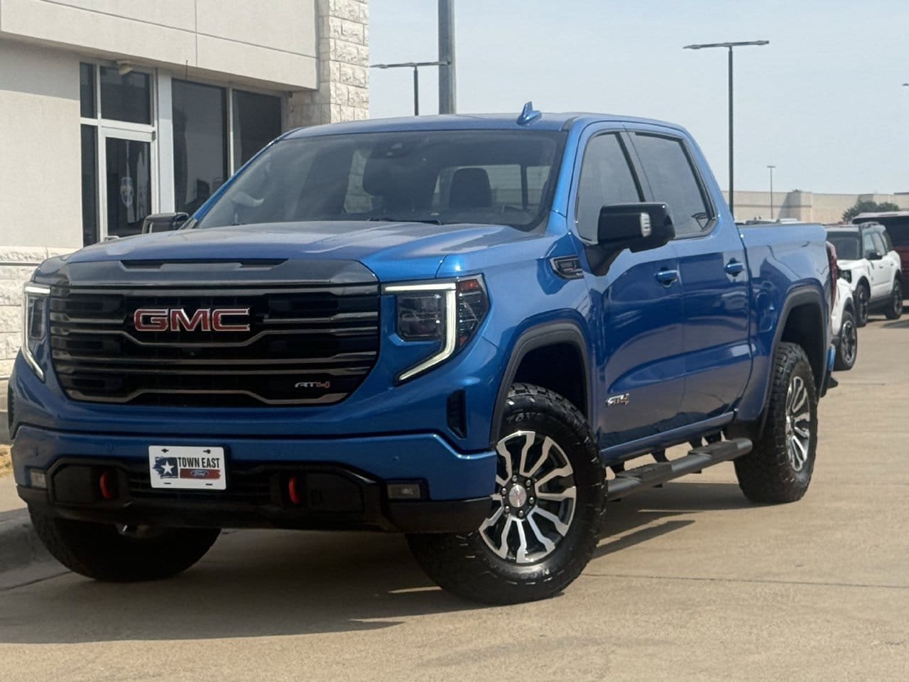 Used 2023 GMC Sierra 1500 AT4 w/ AT4 Premium Package AWD/4WD image 2