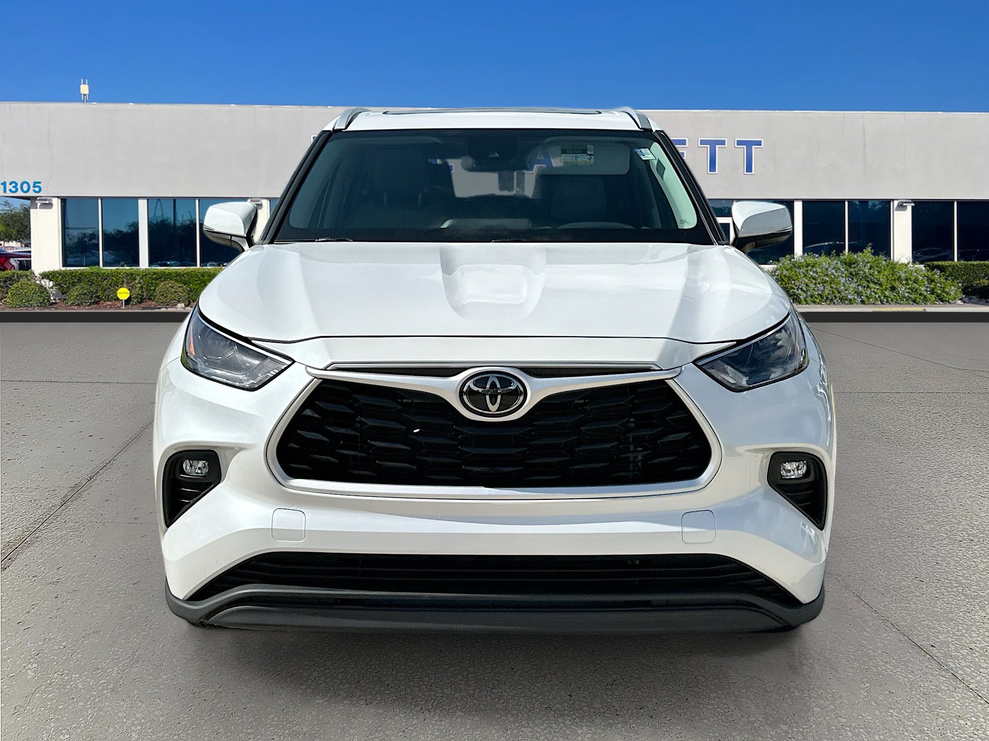 Used 2024 Toyota Highlander XLE FWD image 2