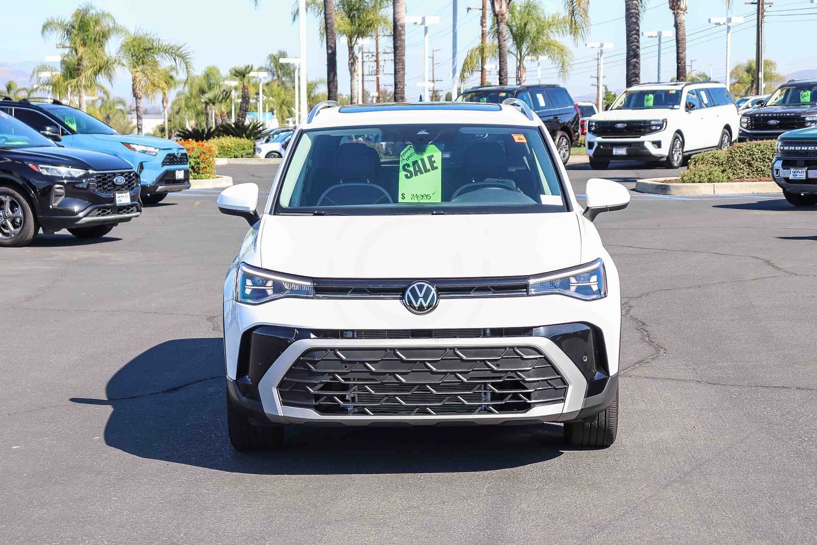 Used 2025 Volkswagen Taos SE w/ Panoramic Sunroof Package FWD video 2