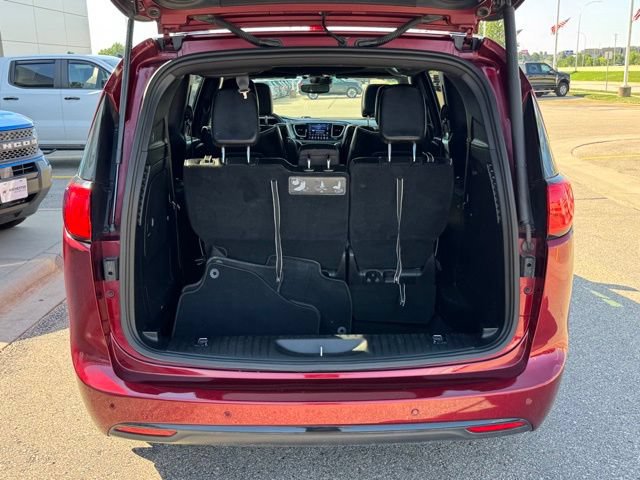 Used 2020 Chrysler Pacifica Limited w/ Advanced Safetytec Group FWD image 42