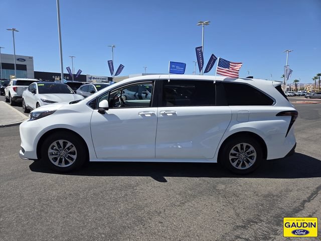 Used 2025 Toyota Sienna LE FWD image 4