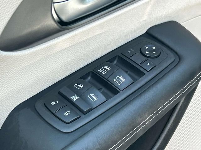 Used 2024 Chrysler Pacifica Touring-L image 24