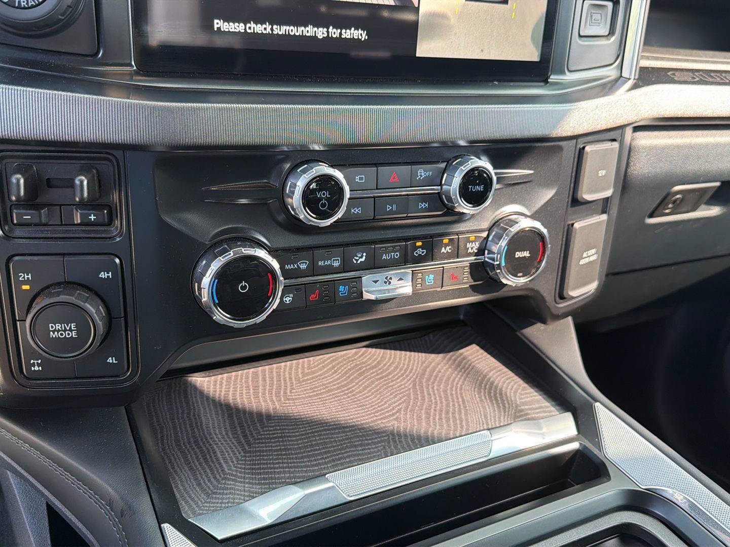 Certified 2025 Ford F250 Platinum w/ FX4 Off-Road Package AWD/4WD image 27