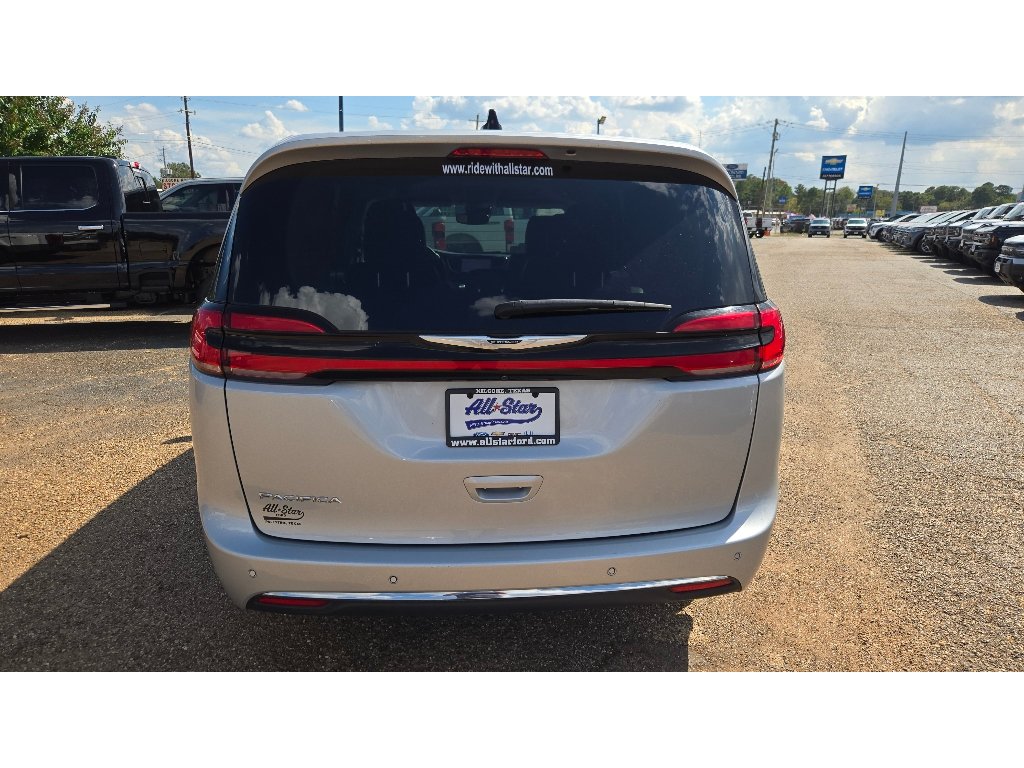 Used 2024 Chrysler Pacifica Touring-L FWD image 5