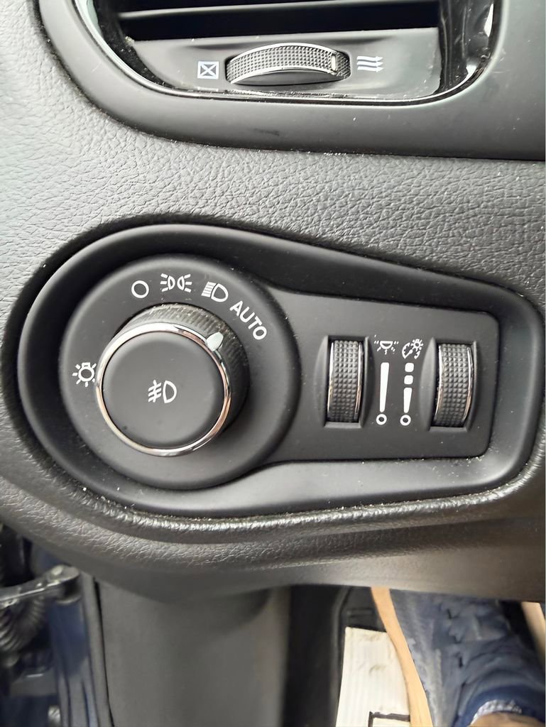 Used 2022 Jeep Renegade Altitude w/ Convenience Group AWD/4WD image 21