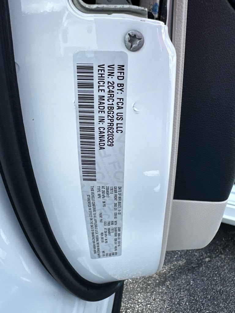 Used 2023 Chrysler Pacifica Touring-L FWD image 16