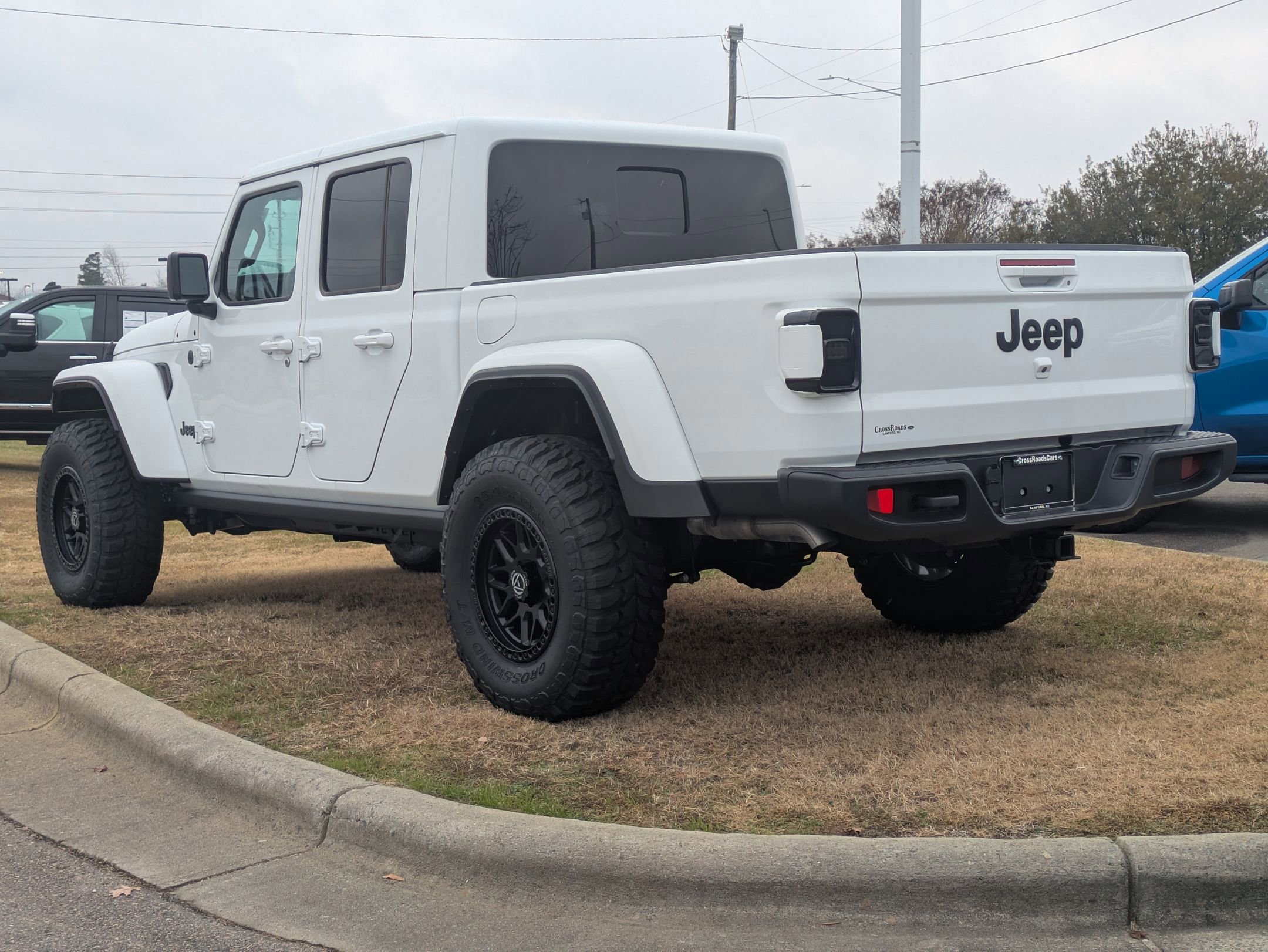 Used 2025 Jeep Gladiator Sport image 3
