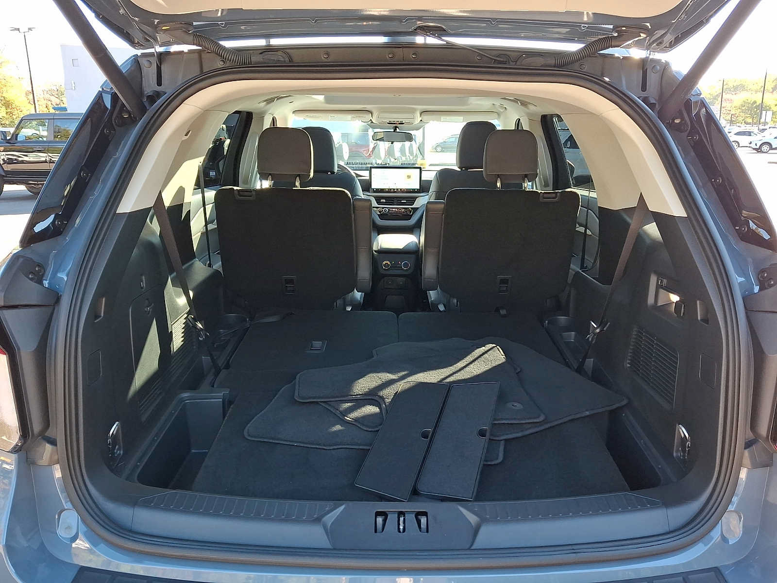 Certified 2025 Ford Explorer Active w/ Active Comfort Package AWD/4WD image 28