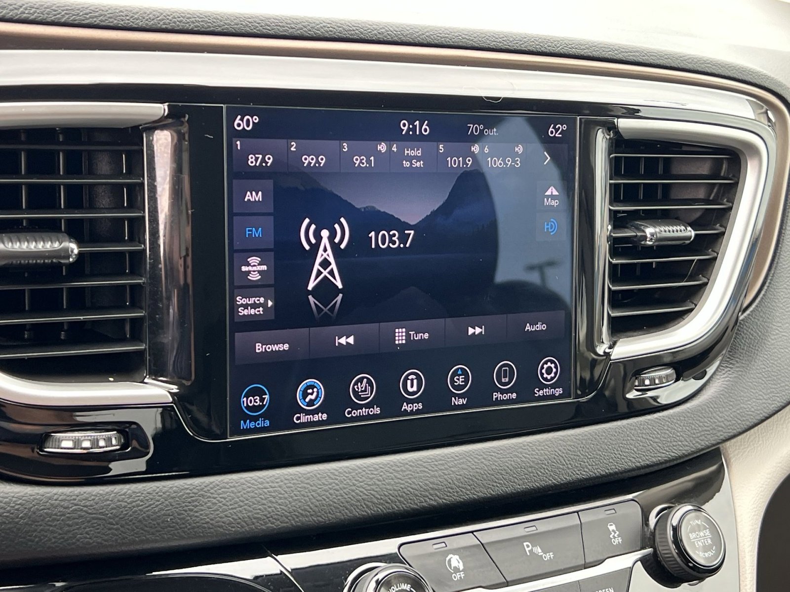 Used 2018 Chrysler Pacifica Touring-L FWD image 26