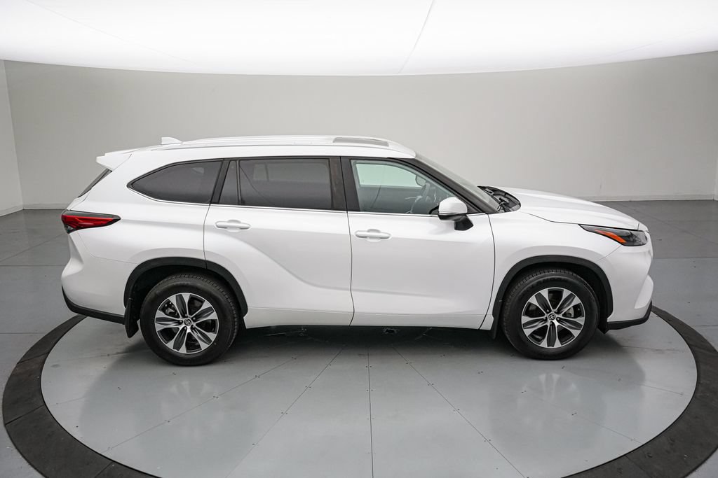 Used 2023 Toyota Highlander XLE AWD/4WD image 3