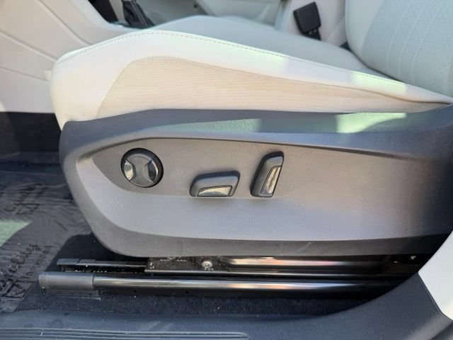 Used 2023 Volkswagen Tiguan SE w/ Panoramic Sunroof Package FWD image 11